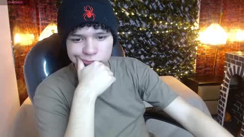 Snapshot of benjamintwink1 chatting on December 8, 7:32 pm BENJAMIN online show from December 8, 7:32 pm