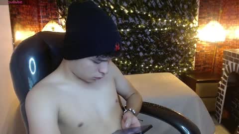 Snapshot of benjamintwink1 chatting on December 9, 1:40 am BENJAMIN online show from December 9, 1:40 am
