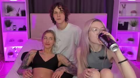 Snapshot of best_trip chatting on February 15, 8:43 pm Danny and Kira online show from February 15, 8:43 pm