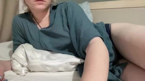 Snapshot of betteketty chatting on November 3, 10:10 pm Bette online show from November 3, 10:10 pm