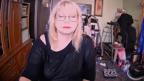 BeverlyCynia online show from September 29, 11:15 am