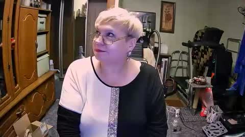 BeverlyCynia online show from October 5, 4:27 pm