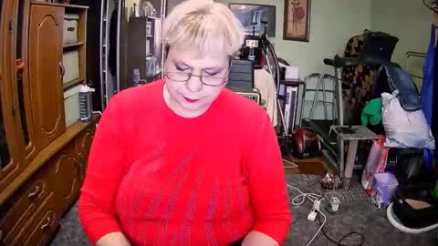 BeverlyQCynia online show from November 8, 12:05 pm