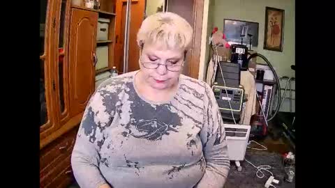 BeverlyQCynia online show from November 12, 8:48 am