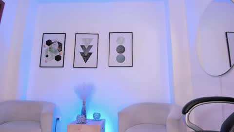 beverlyy johnson online show from February 4, 4:18 am