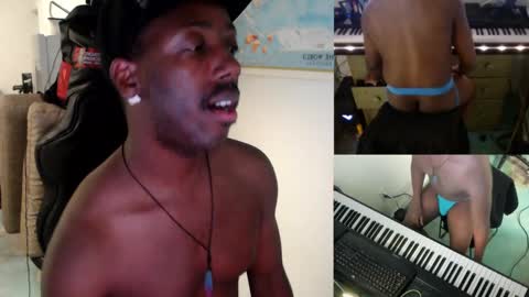 Snapshot of bicepsandfrot chatting on March 9, 11:14 am BicepsandFrot online show from March 9, 11:14 am