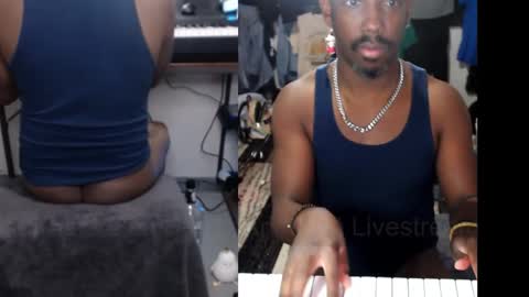 Snapshot of bicepsandfrot chatting on September 21, 1:18 am BicepsandFrot online show from September 21, 1:18 am