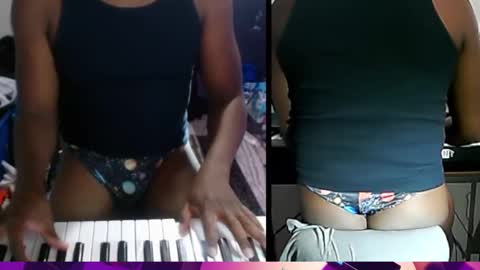 Snapshot of bicepsandfrot chatting on November 18, 4:28 am BicepsandFrot online show from November 18, 4:28 am