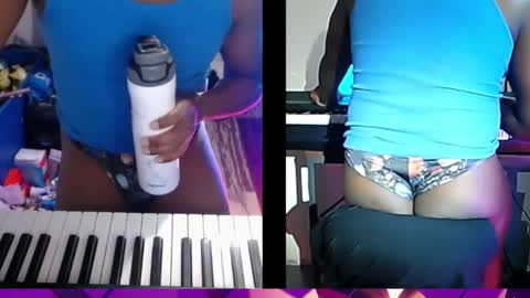 Snapshot of bicepsandfrot chatting on December 2, 3:45 am BicepsandFrot online show from December 2, 3:45 am