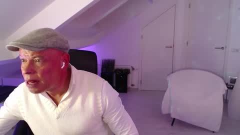 Snapshot of bickel chatting on November 26, 2:12 am Bickel online show from November 26, 2:12 am