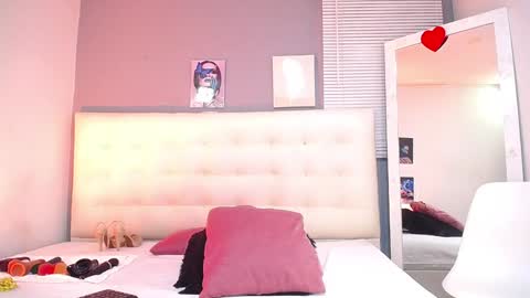 Mia online show from December 7, 2:35 pm