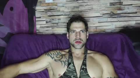 Snapshot of bigboyband chatting on December 6, 9:46 pm Bigboyband online show from December 6, 9:46 pm