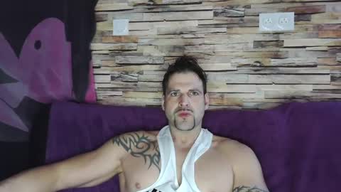 Snapshot of bigboyband chatting on February 1, 8:29 am Bigboyband online show from February 1, 8:29 am