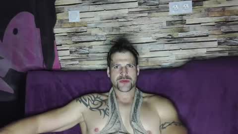 Snapshot of bigboyband chatting on February 4, 7:33 pm Bigboyband online show from February 4, 7:33 pm