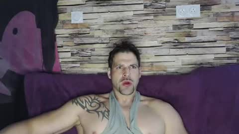 Snapshot of bigboyband chatting on February 8, 8:42 am Bigboyband online show from February 8, 8:42 am