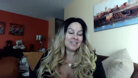 Snapshot of bigbreastsabrina chatting on January 6, 7:35 pm BIG BREAST SABRINA online show from January 6, 7:35 pm