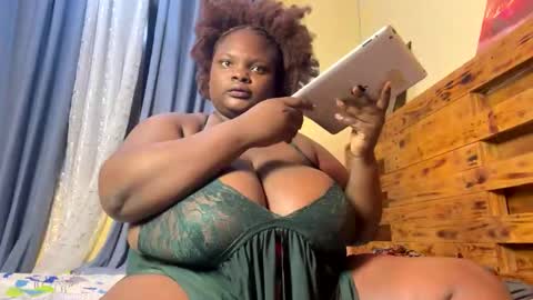 Snapshot of bigchocotities chatting on February 17, 1:25 am bigchocotities online show from February 17, 1:25 am