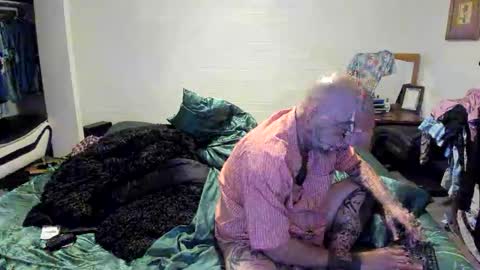 Snapshot of bigdickpiercedtattoos chatting on October 21, 9:21 am bigdickpiercedtattoos online show from October 21, 9:21 am