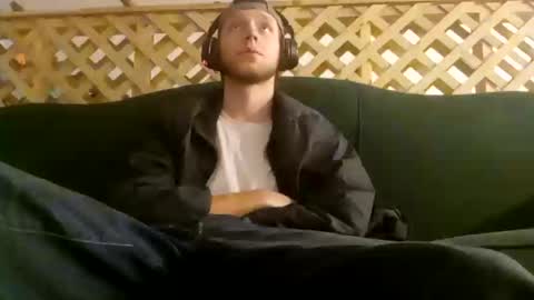 Snapshot of biggestboiiii chatting on March 7, 3:19 am biggestboiiii online show from March 7, 3:19 am