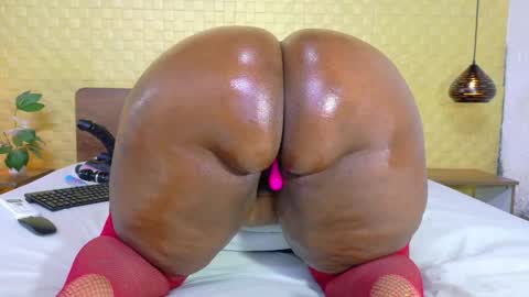 bigroundbooty_ online show from April 18, 7:58 pm