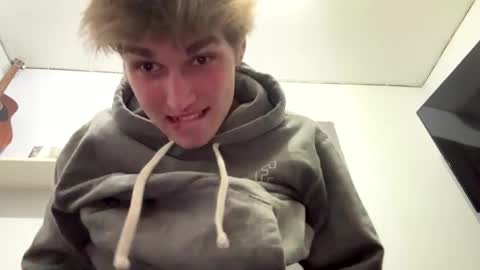 Snapshot of bigskinnyboyshh chatting on December 24, 3:38 am bigskinnyboyshh online show from December 24, 3:38 am