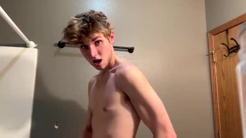 Snapshot of bigskinnyboyshh chatting on January 3, 5:28 am bigskinnyboyshh online show from January 3, 5:28 am