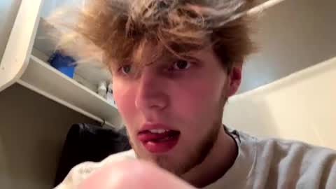 Snapshot of bigskinnyboyshh chatting on February 14, 9:56 am bigskinnyboyshh online show from February 14, 9:56 am