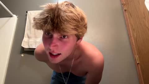 Snapshot of bigskinnyboyshh chatting on October 3, 10:18 pm bigskinnyboyshh online show from October 3, 10:18 pm