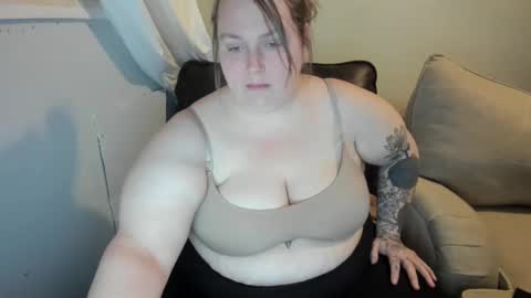 Snapshot of bigtittybbw chatting on December 9, 3:18 am bigtittybbw online show from December 9, 3:18 am