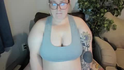 Snapshot of bigtittybbw chatting on December 18, 10:24 pm bigtittybbw online show from December 18, 10:24 pm