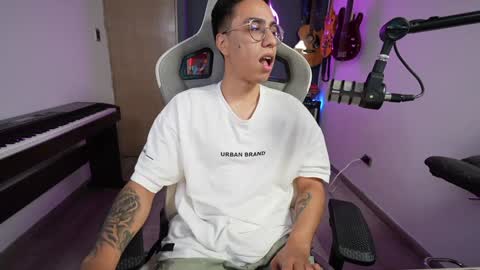 Snapshot of bigxboy96 chatting on February 6, 4:42 am bigxboy96 online show from February 6, 4:42 am