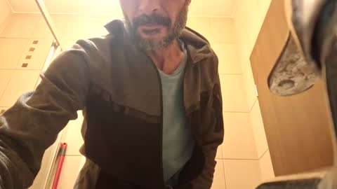 Snapshot of bisexdadd chatting on December 1, 4:40 pm bisexdadd online show from December 1, 4:40 pm