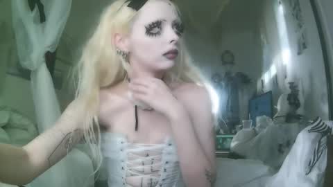 Snapshot of bl0odsyring3 chatting on November 20, 8:30 pm vampire fang online show from November 20, 8:30 pm