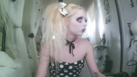 Snapshot of bl0odsyring3 chatting on November 28, 7:49 pm vampire fang online show from November 28, 7:49 pm