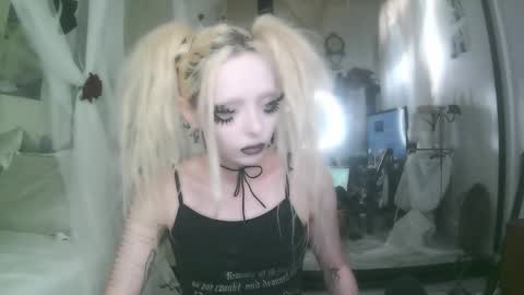 Snapshot of bl0odsyring3 chatting on December 17, 10:16 pm vampire fang online show from December 17, 10:16 pm