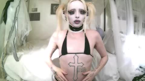 vampire fang  online show from February 18, 11:01 pm