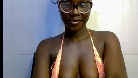 Snapshot of black_petitqueen12 chatting on November 20, 7:02 pm BLACK online show from November 20, 7:02 pm