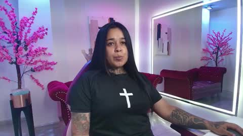 Snapshot of black_roseee chatting on November 18, 3:23 am Rousse online show from November 18, 3:23 am