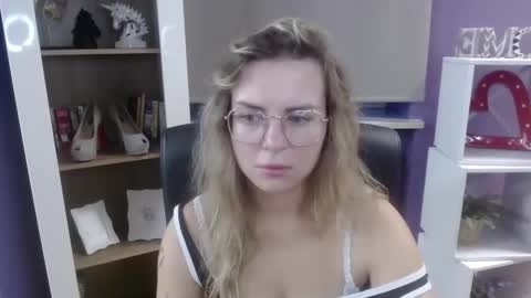 Z O E Y online show from September 11, 4:23 am