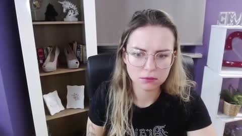 Z O E Y online show from October 1, 4:18 am