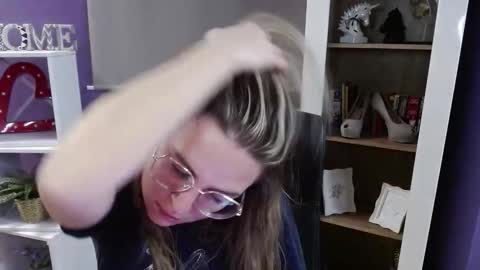 Z O E Y online show from November 19, 5:51 am