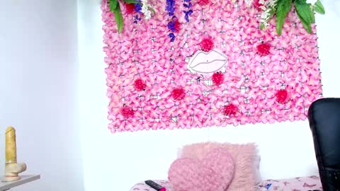 Snapshot of blonde_squirt_ chatting on January 3, 7:49 am blonde_squirt_ online show from January 3, 7:49 am