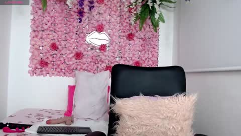 Snapshot of blonde_squirt_ chatting on February 7, 4:06 am blonde_squirt_ online show from February 7, 4:06 am