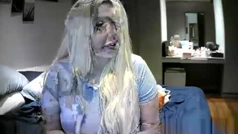 Snapshot of blondedolltia chatting on October 10, 3:55 pm blondedolltia online show from October 10, 3:55 pm