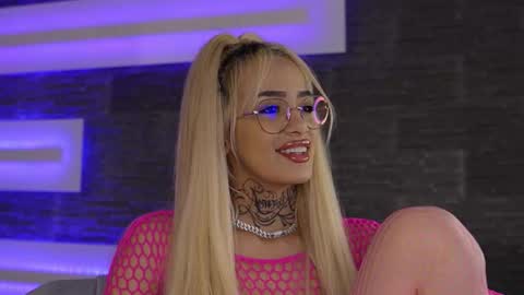 Snapshot of blondie_muller chatting on November 21, 9:02 pm blondie_muller online show from November 21, 9:02 pm