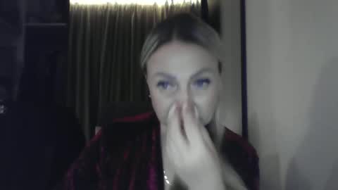 Snapshot of blondkitti chatting on November 17, 6:24 pm Iren online show from November 17, 6:24 pm