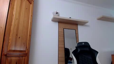 Snapshot of blondyelena chatting on December 19, 8:02 am blondyelena online show from December 19, 8:02 am