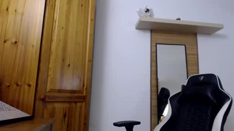 Snapshot of blondyelena chatting on January 15, 8:20 am blondyelena online show from January 15, 8:20 am