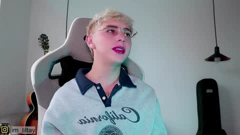 Snapshot of blue_boy_1 chatting on December 2, 12:29 pm TAY online show from December 2, 12:29 pm