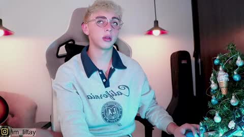 Snapshot of blue_boy_1 chatting on December 2, 9:50 pm TAY online show from December 2, 9:50 pm